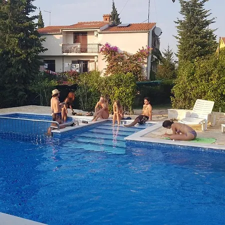 Ivanka Ap D Sa Grijanim Bazenom I Besplatnim Parkingom Apartamento