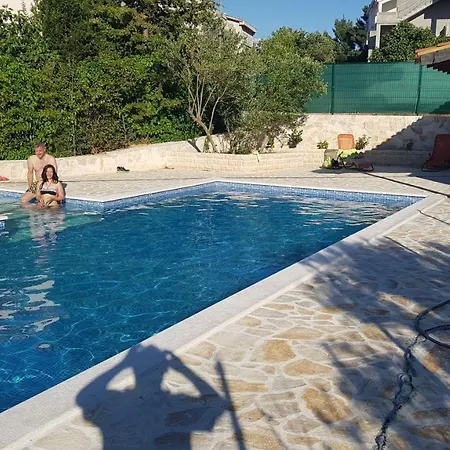 Ivanka Ap D Sa Grijanim Bazenom I Besplatnim Parkingom