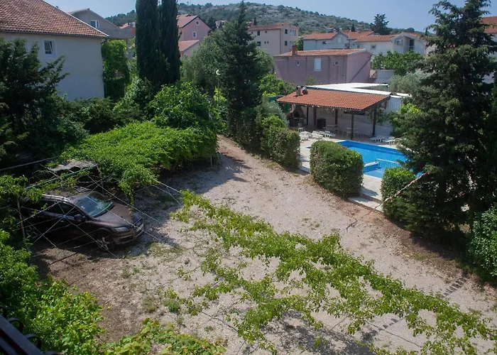 Ivanka Ap D Sa Grijanim Bazenom I Besplatnim Parkingom Apartman Murter