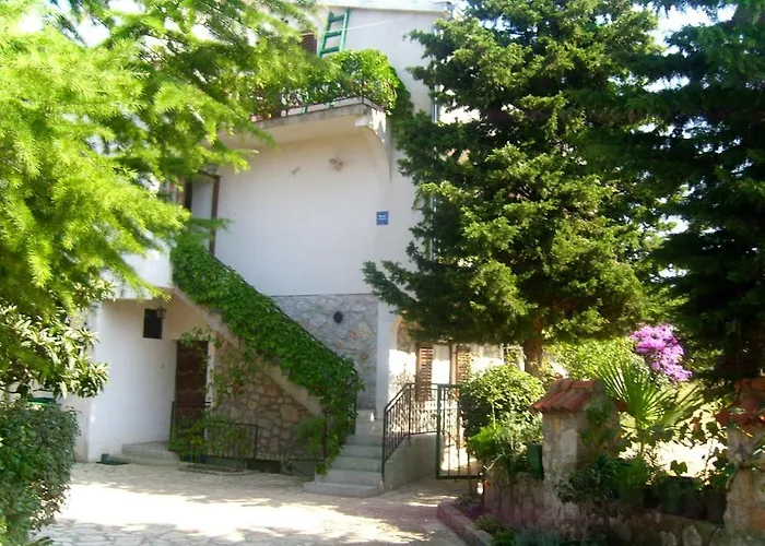 Ivanka Ap D Sa Grijanim Bazenom I Besplatnim Parkingom Murter