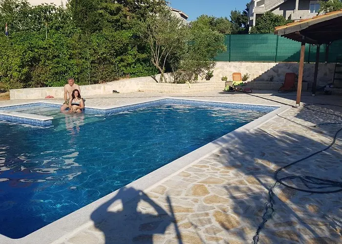 Ivanka Ap D Sa Grijanim Bazenom I Besplatnim Parkingom