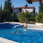 Ivanka Ap D Sa Grijanim Bazenom I Besplatnim Parkingom Murter