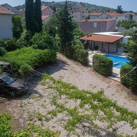 Ivanka Ap D Sa Grijanim Bazenom I Besplatnim Parkingom Apartamento Murter