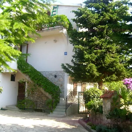 Ivanka Ap D Sa Grijanim Bazenom I Besplatnim Parkingom Murter