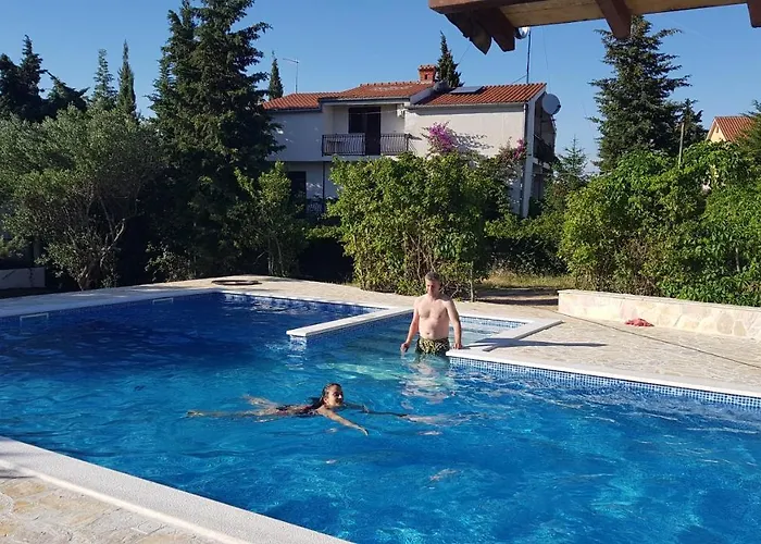 Ivanka Ap D Sa Grijanim Bazenom I Besplatnim Parkingom Murter